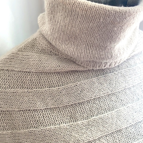 Gray turtle neck sweater - Picture 2 of 3